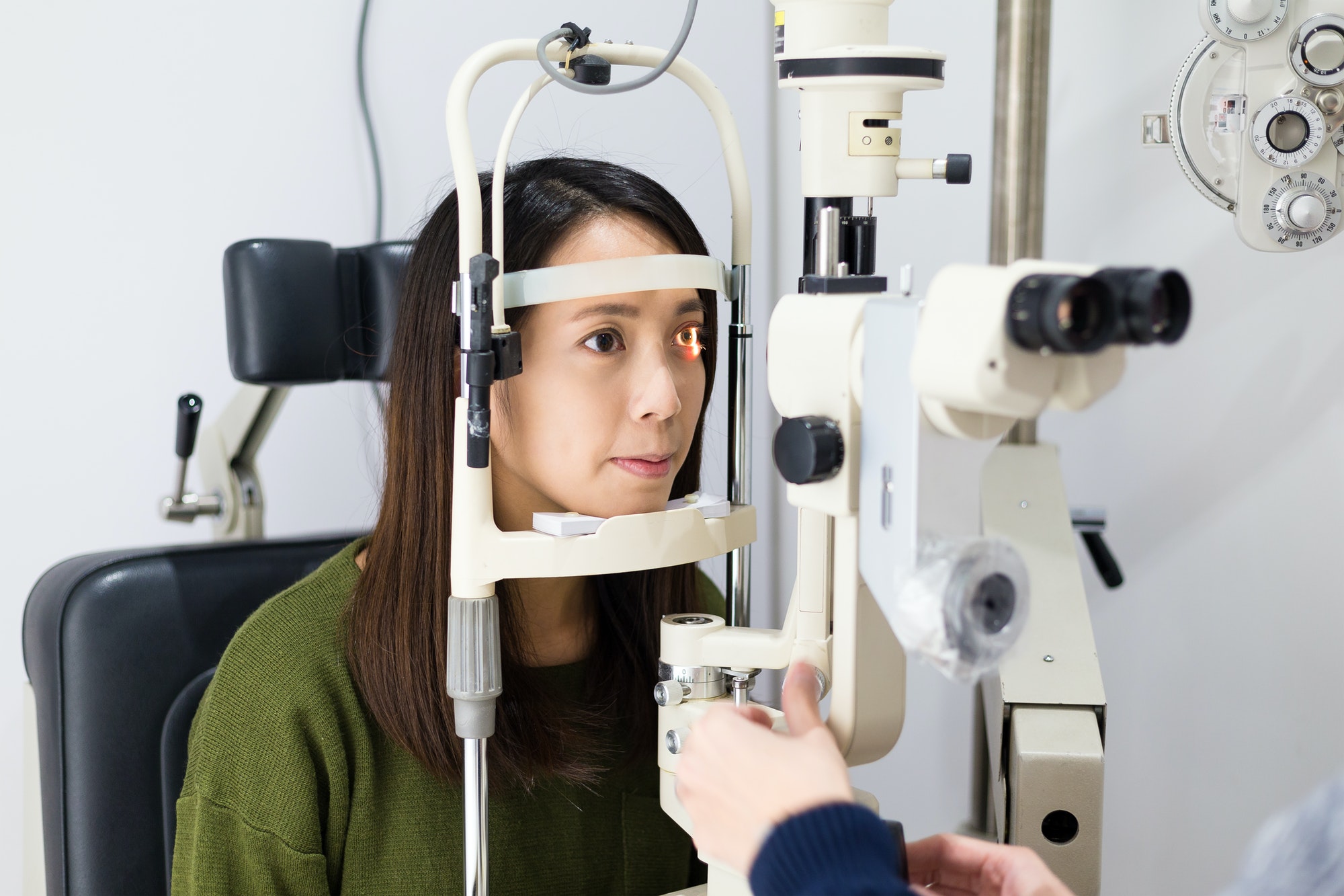 patient-during-an-eye-examination-at-the-eye-clinic.jpg